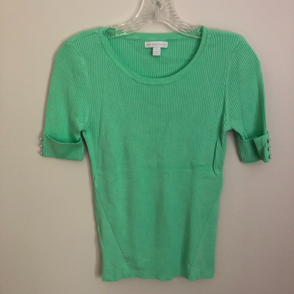 NY&Co Lightweight Ribbed Short Sleeve Sweater Green w Silver Buttons VERY SOFT
